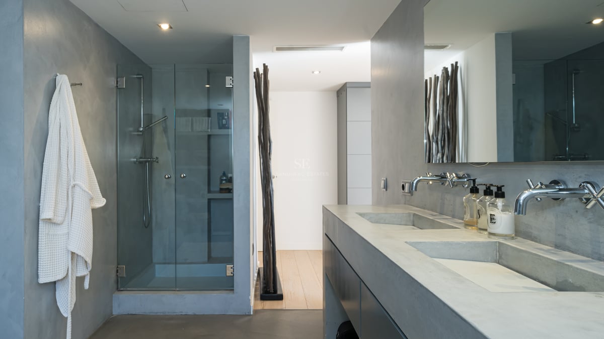 Salle de bains contemporaine avec double vasque en microciment, douche à l'italienne vitrée et robinetterie chromée.