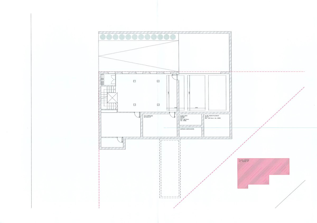 Plan technique du sous-sol illustrant le garage, la salle des machines et les réservoirs d'eau.