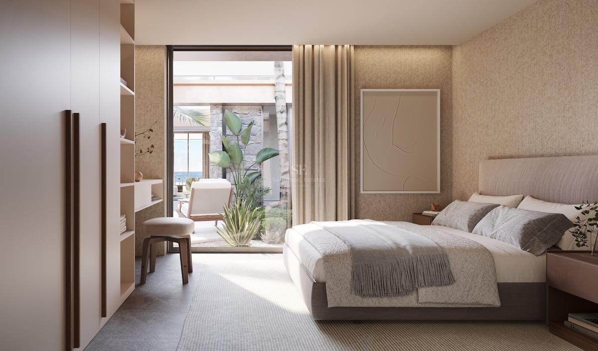 Chambre moderne aux tons neutres avec armoires encastrées et baies vitrées ouvrant sur une terrasse méditerranéenne.