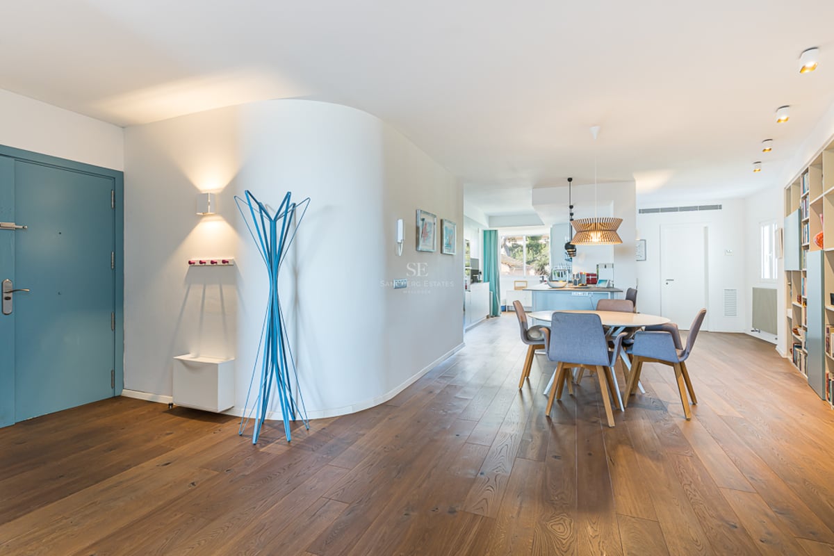Vaste terrasse avec piscine, mobilier moderne, vues panoramiques et architecture minimaliste. Lumière naturelle et finitions de luxe.