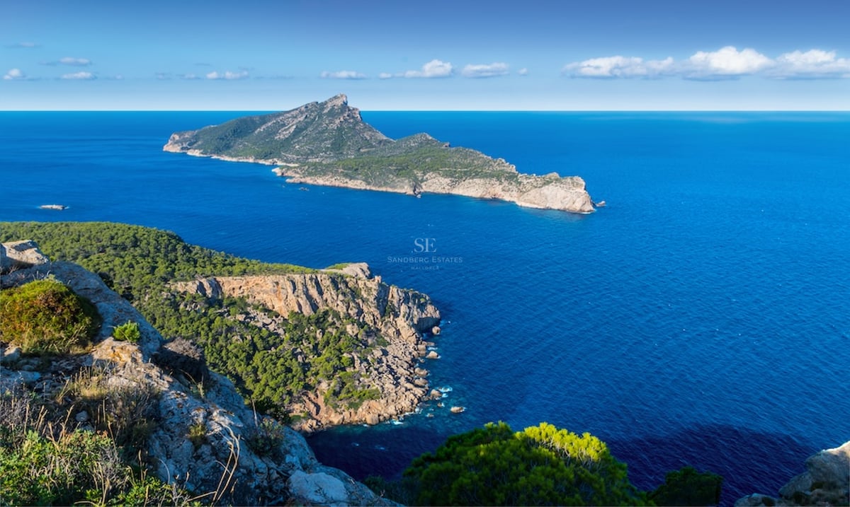 Vue aérienne de la côte rocheuse de Majorque avec l'île Dragonera sur la mer Méditerranée bleu profond.