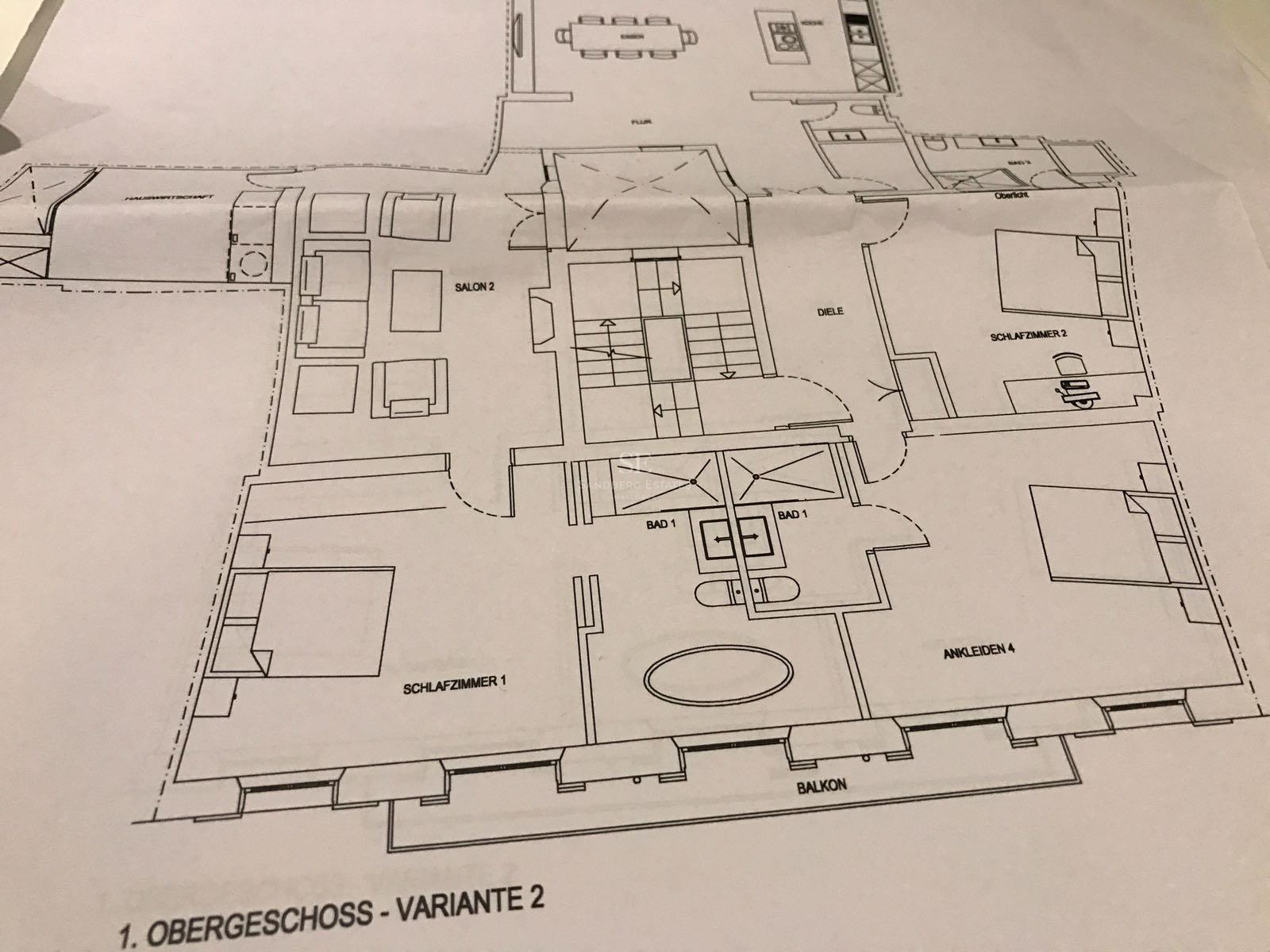 Plano técnico sobre papel que muestra la distribución de dormitorios y salón de una planta superior de lujo.