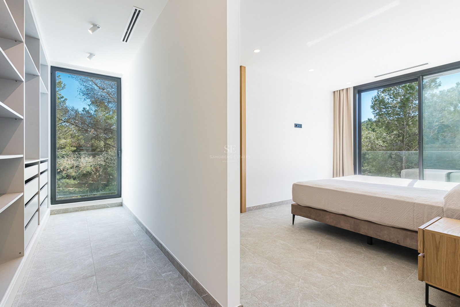 Rymlig terrass med pool, solstolar och fri utsikt. Modern och elegant arkitektur med detaljer i trä och sten.