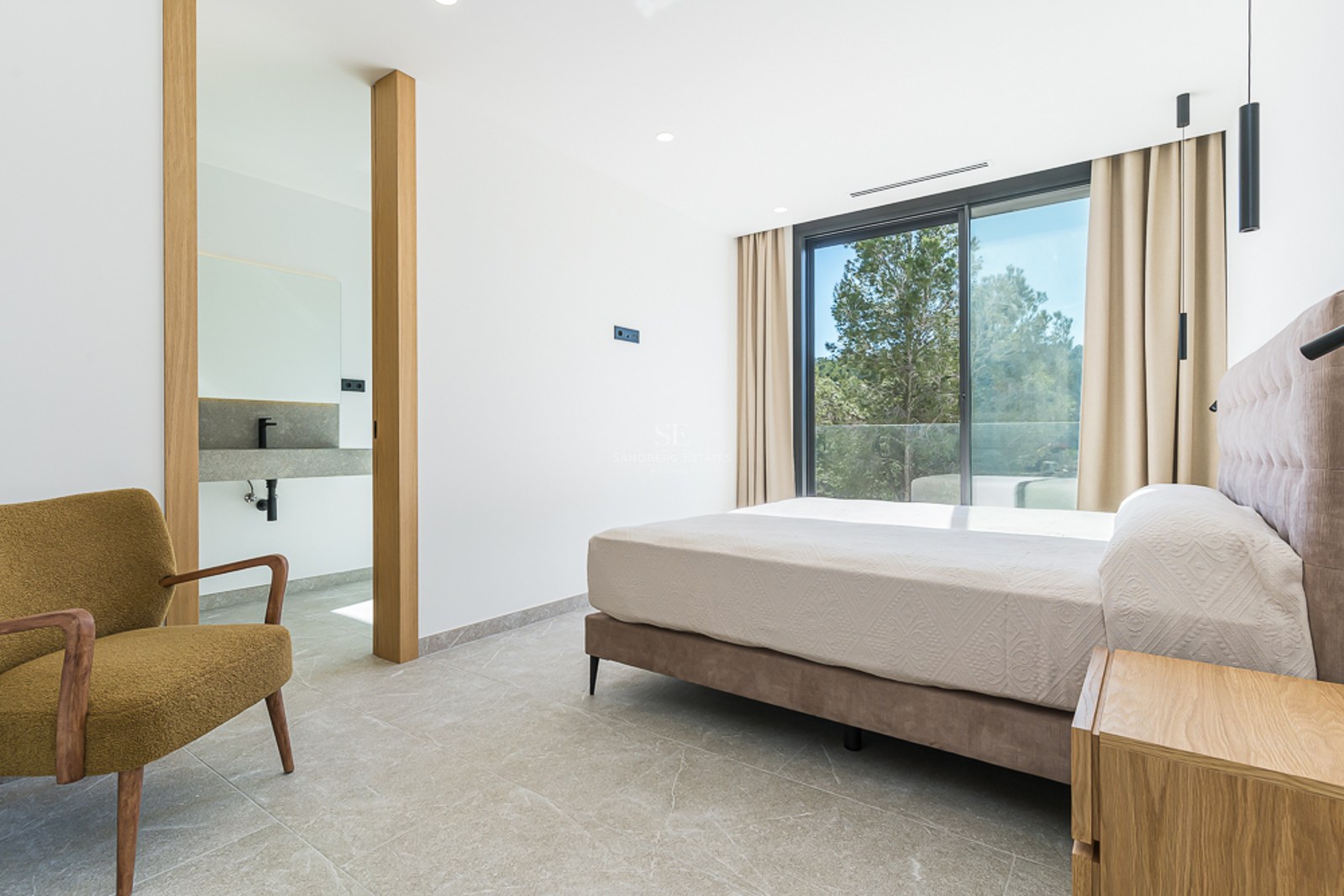 Stor terrass med pool omgiven av frodig vegetation. Modern design med eleganta möbler och fri utsikt.
