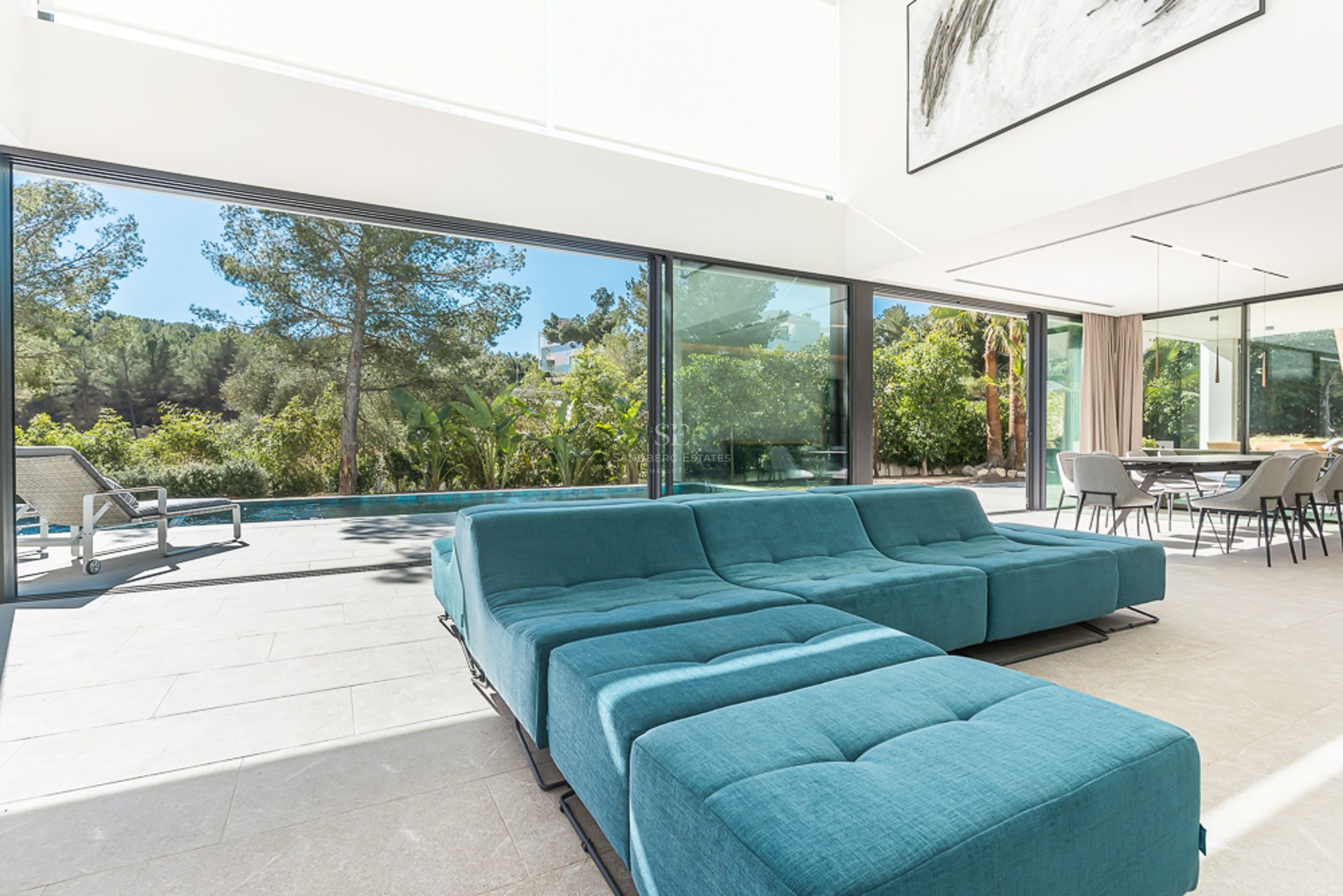 Flygfoto av modern villa med infinitypool, välskött trädgård, rymliga terrasser och minimalistisk arkitektur. Detaljer om landskapsarkitektur och exteriör design.