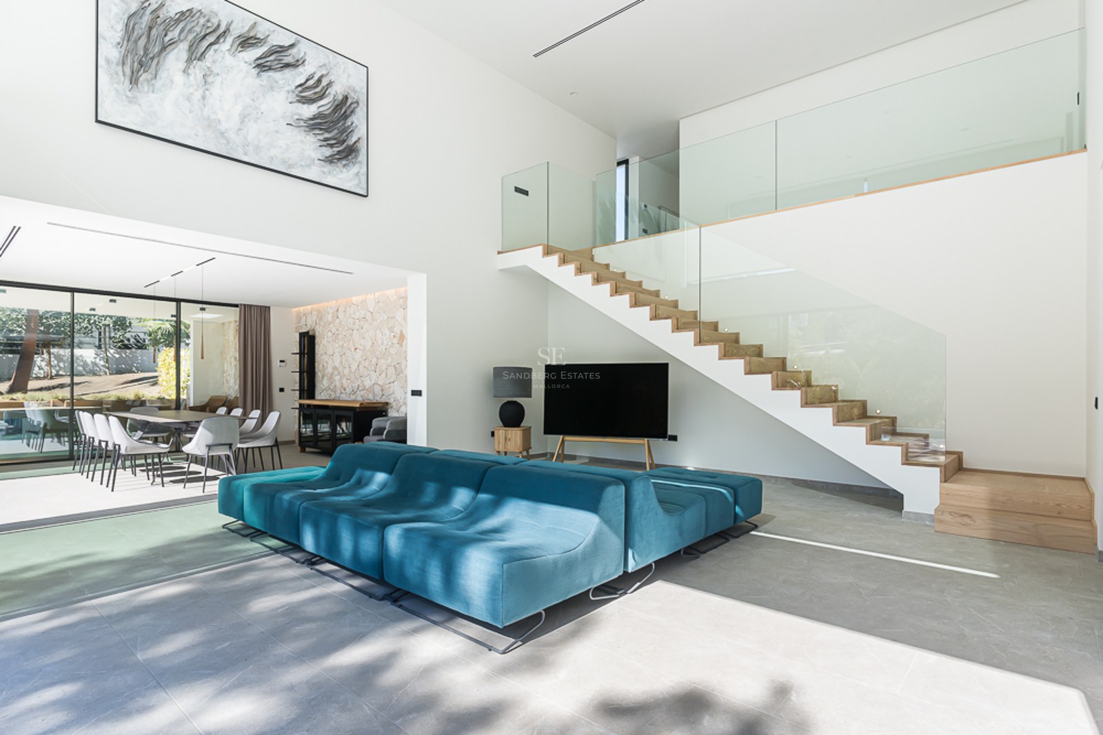 Utomhusvy av modern villa med pool, stor trädgård och minimalistisk arkitektonisk design. Perfekt för familjer.