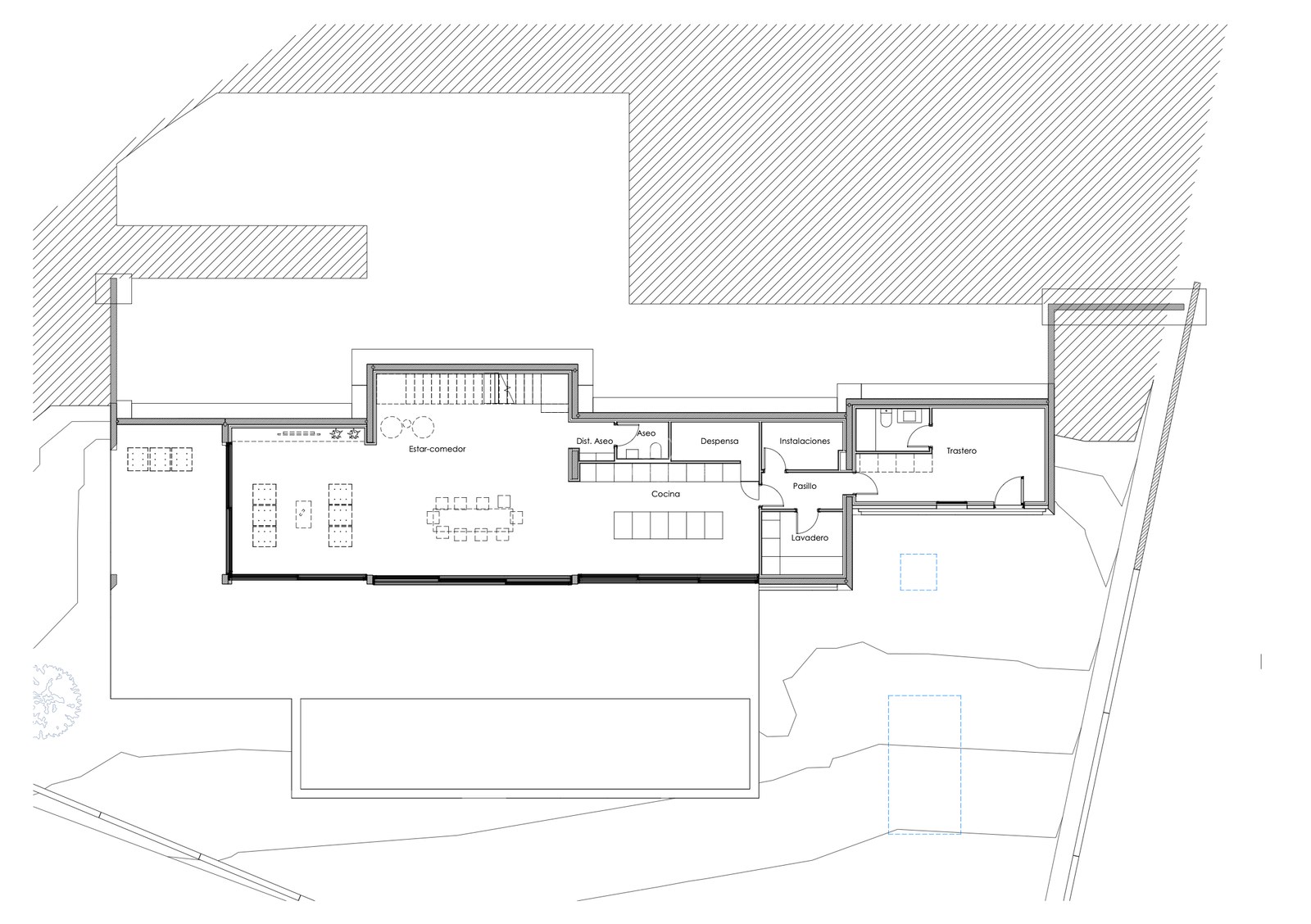 2D arkitektonisk planritning som visar layout för vardagsrum, kök och tekniska ytor.