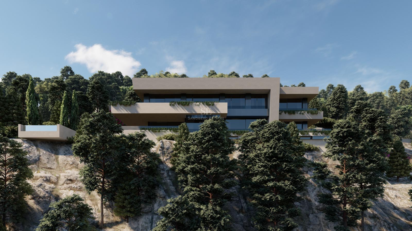 Modern flernivåvilla med stora glaspartier inbyggd i en klippa omgiven av gröna tallar.