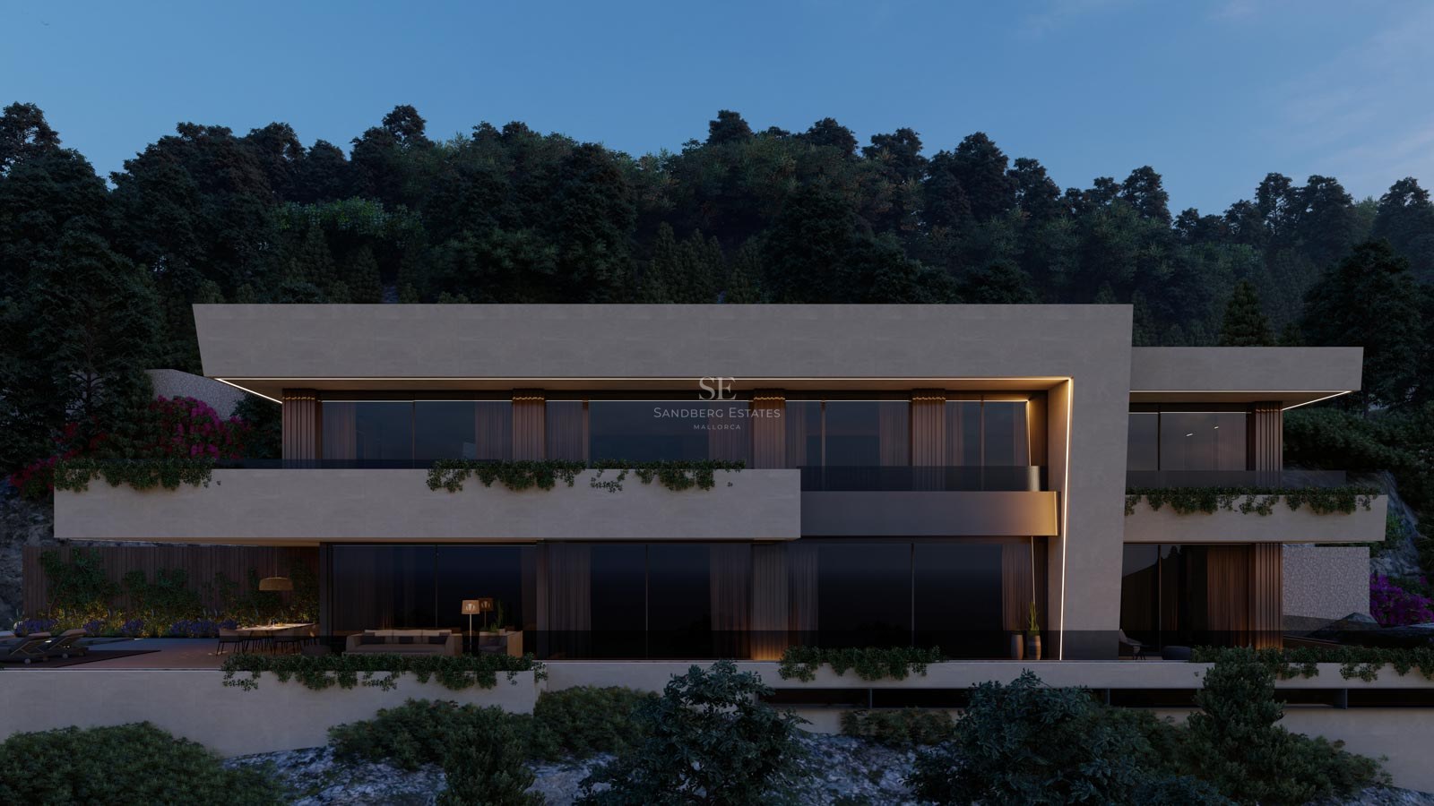 Kvällsvy av en modern villa i flera plan med stora glaspartier och terrasser integrerade i grönskande sluttning.