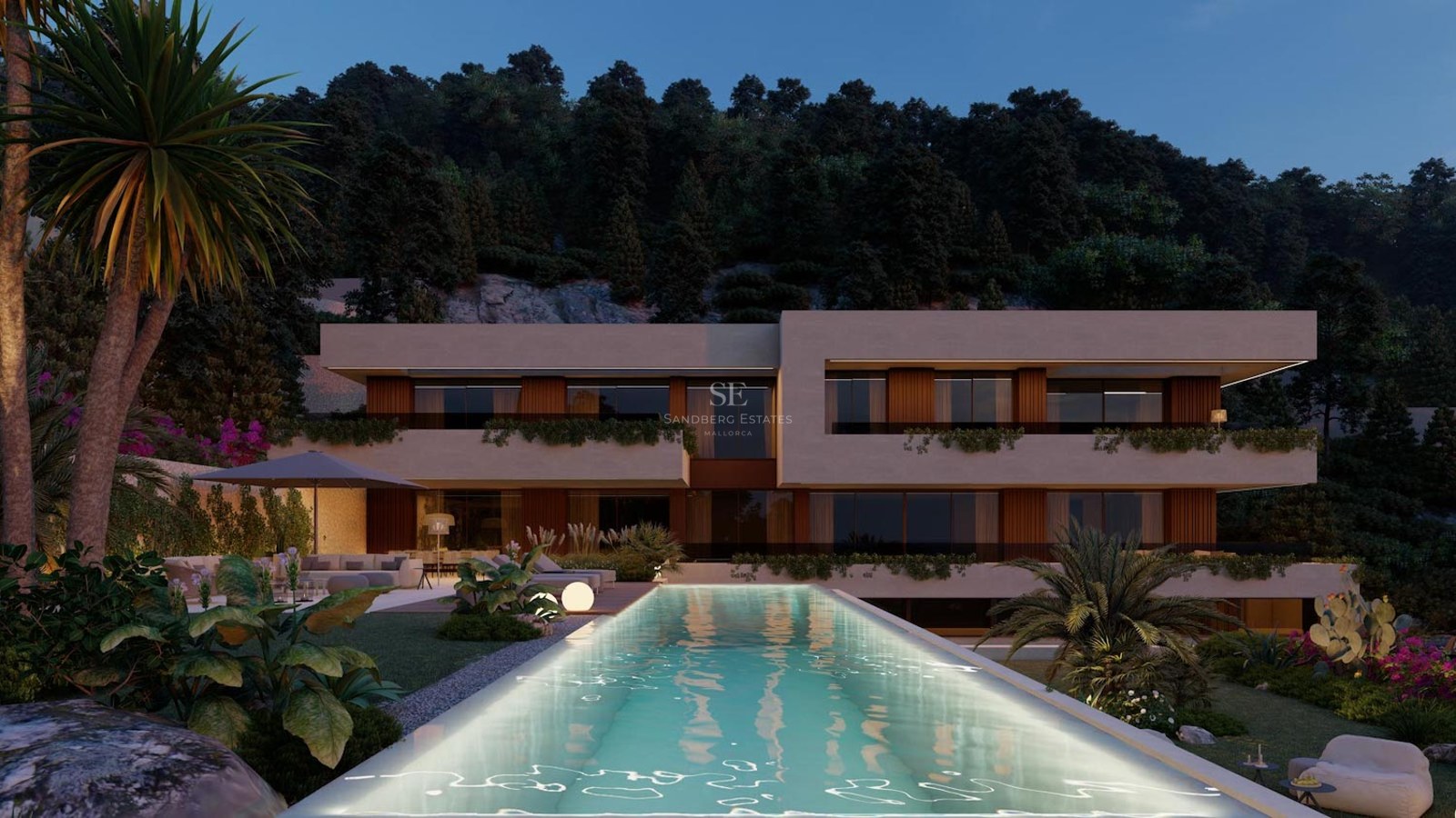 Kvällsvy av en samtida villa med belyst infinitypool och lummig bergsbakgrund.