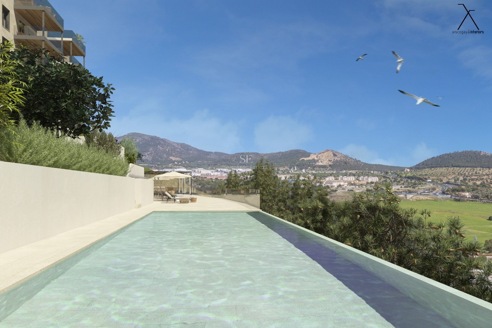 Piscine rectangulaire avec terrasse en pierre, surplombant une vallée et des montagnes sous un ciel bleu.