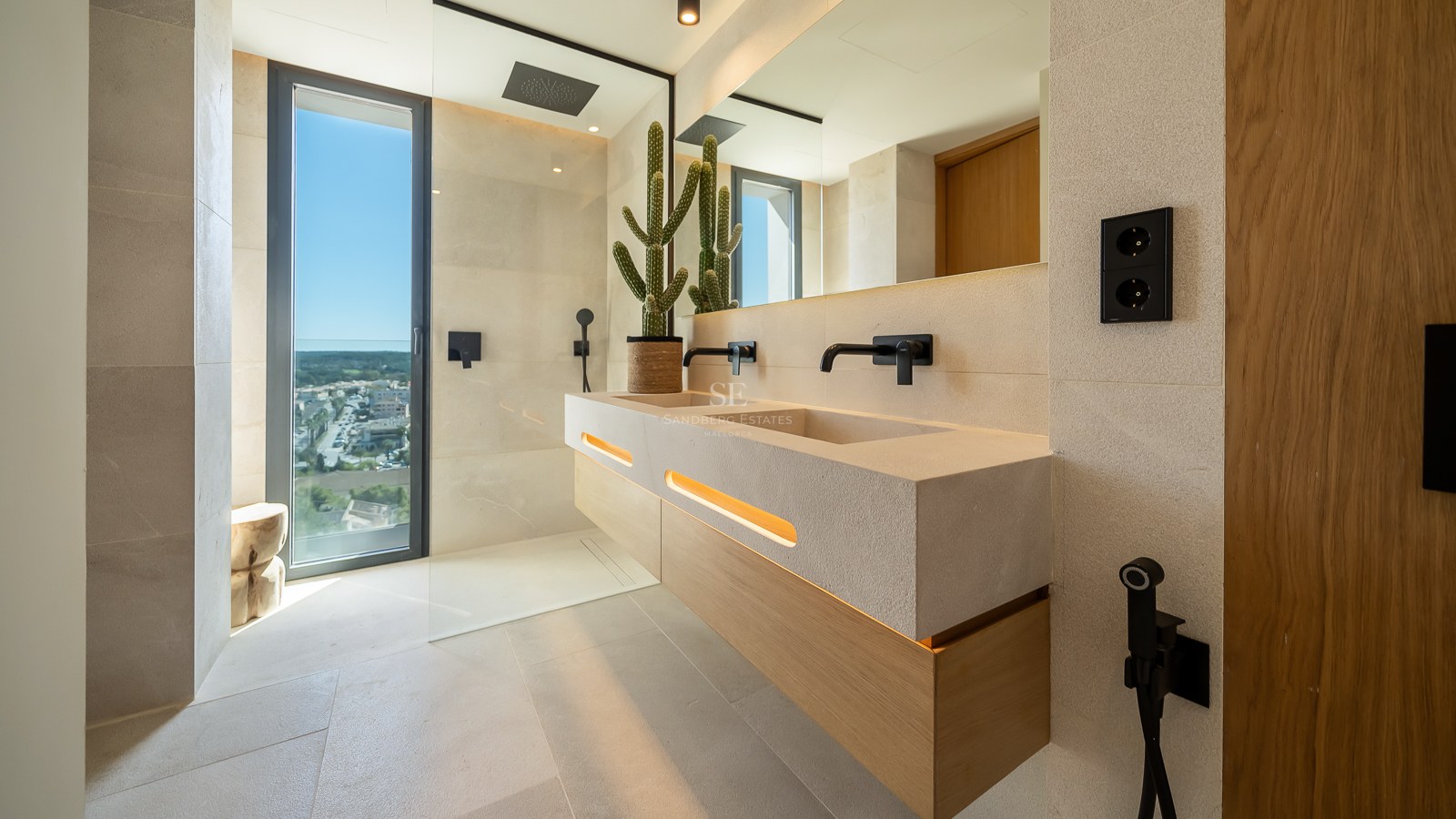 Salle de bains moderne avec double vasque en pierre, robinetterie noir mat, douche à l'italienne et grande fenêtre.
