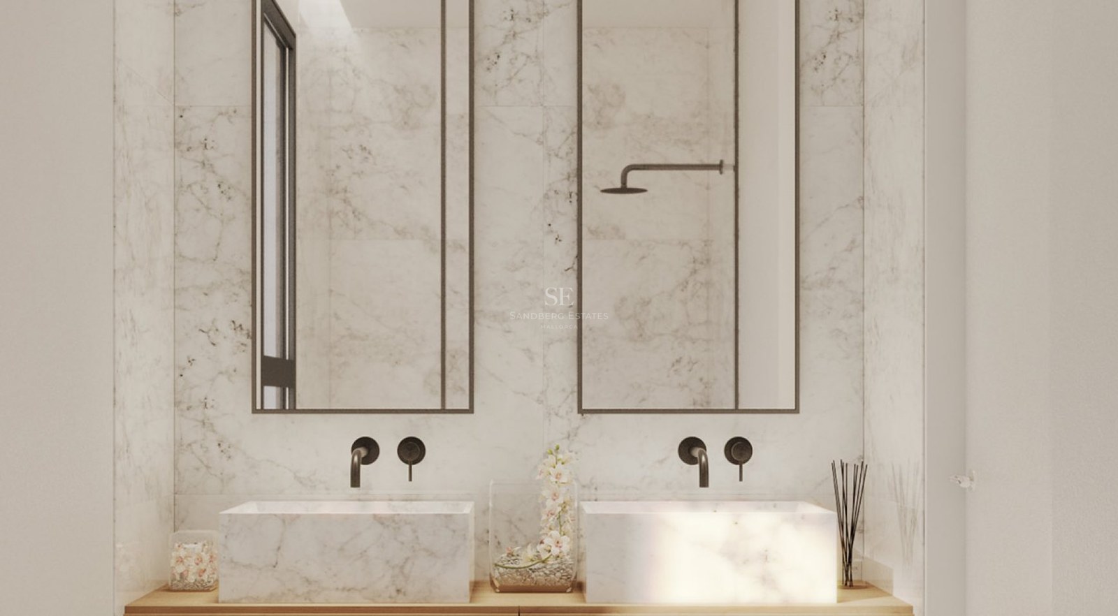 Baño moderno con dos lavabos de mármol, grifos negros de pared y grandes espejos rectangulares.