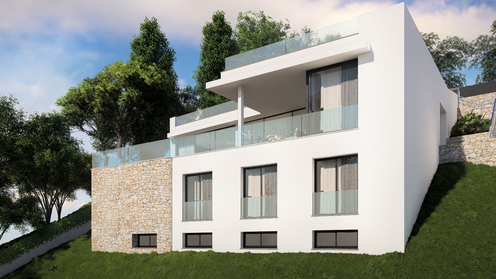 Villa moderna de tres niveles con barandillas de cristal y muros de piedra natural en una ladera verde.