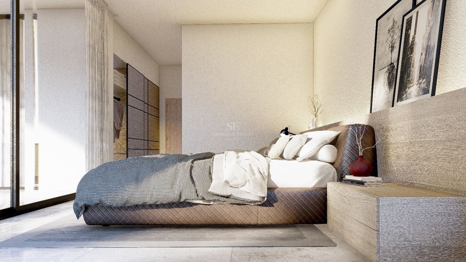 Dormitorio principal moderno con cama acolchada, mesita de noche de madera integrada y grandes ventanales.