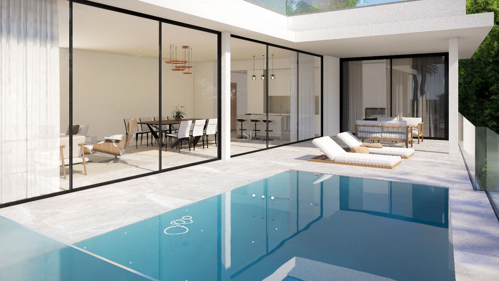 Terraza de villa contemporánea de lujo con piscina turquesa, tumbonas y paredes de cristal de suelo a techo.