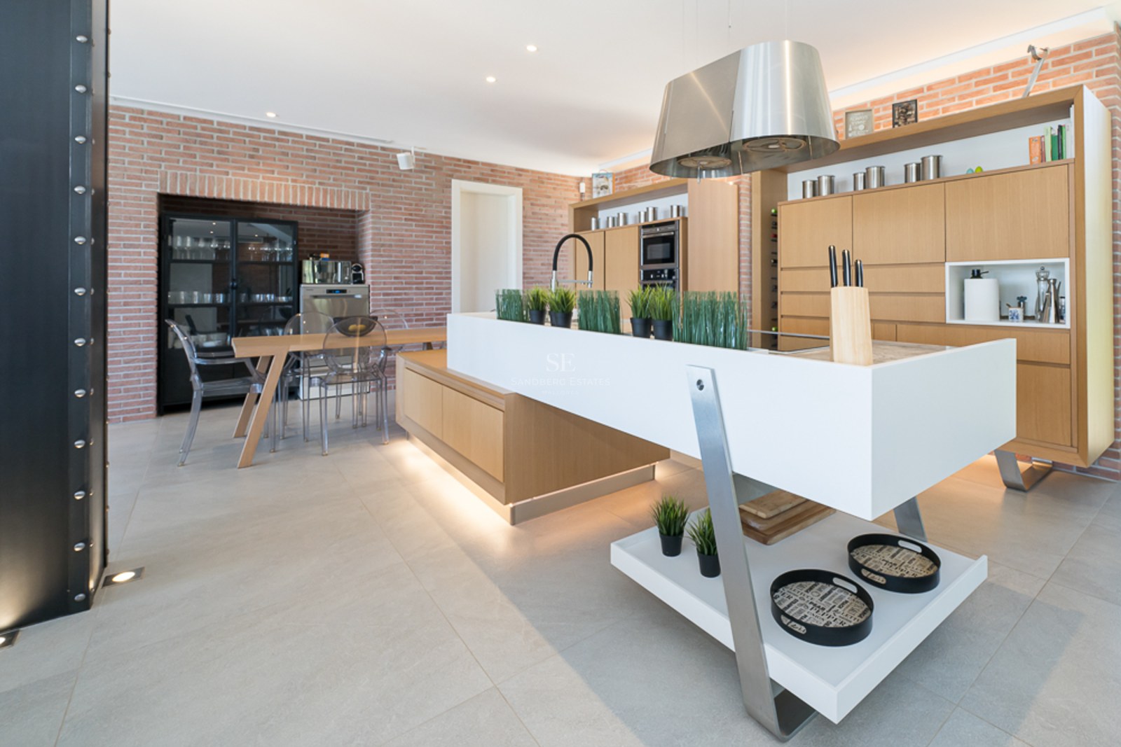 Vue extérieure d'une villa moderne avec piscine, jardin luxuriant et grandes fenêtres. Design minimaliste et élégant.