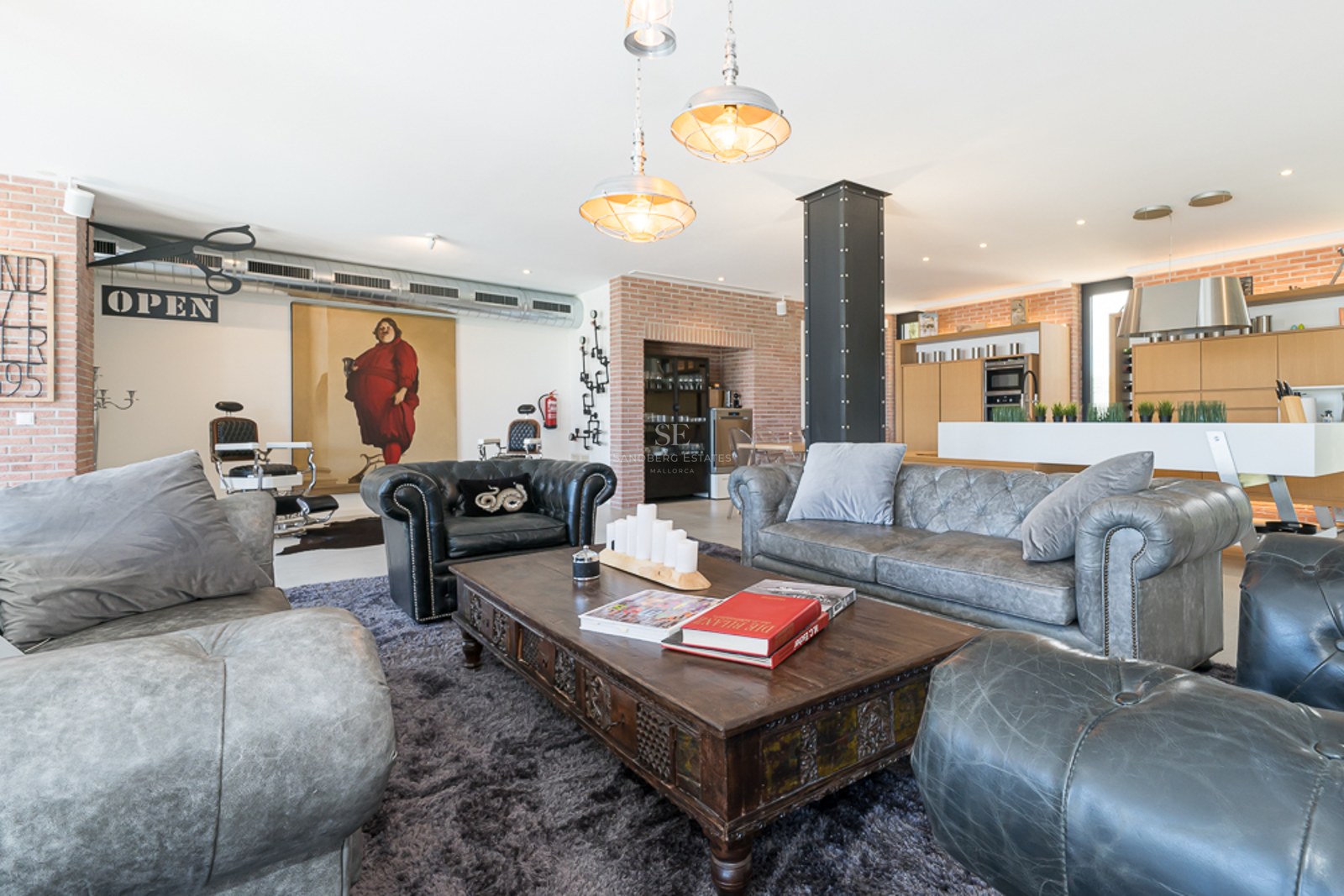 Vaste salon avec accès direct à la piscine. Intérieur moderne avec de grandes baies vitrées et lumière naturelle. Détails de design et finitions haut de gamme.