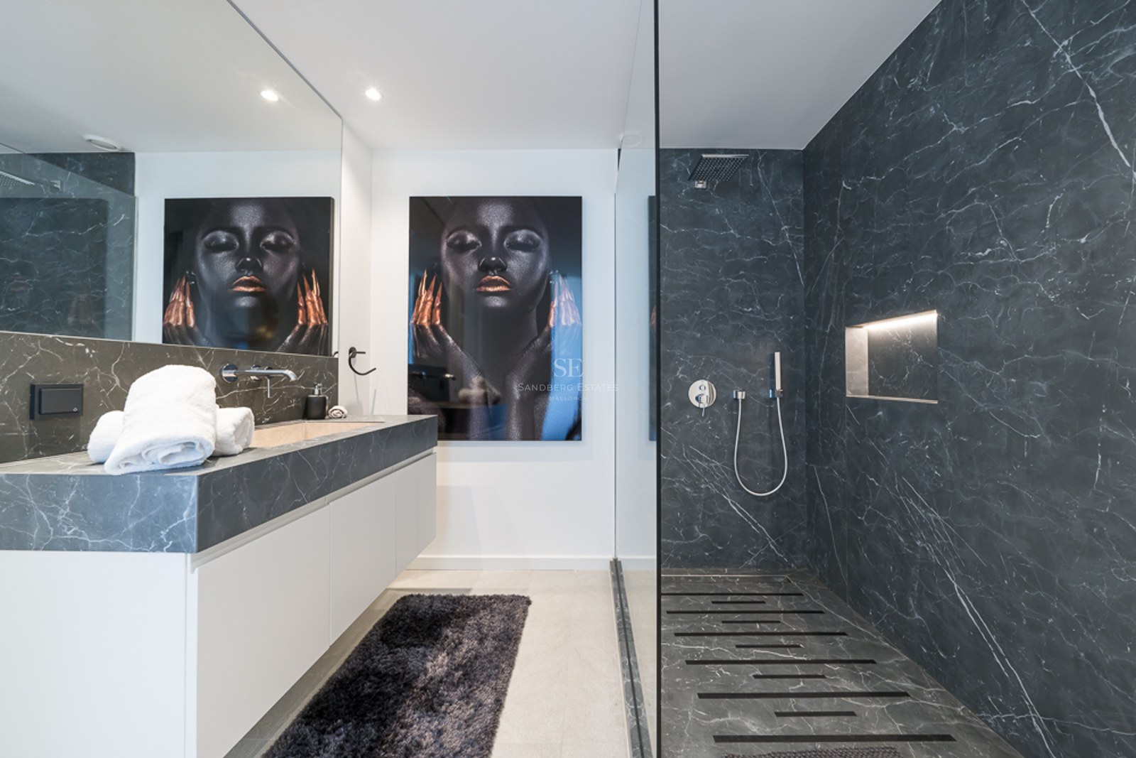 Salon spacieux avec cheminée, canapés beiges, grandes fenêtres donnant sur le jardin et abondance de lumière naturelle. Design moderne et élégant.