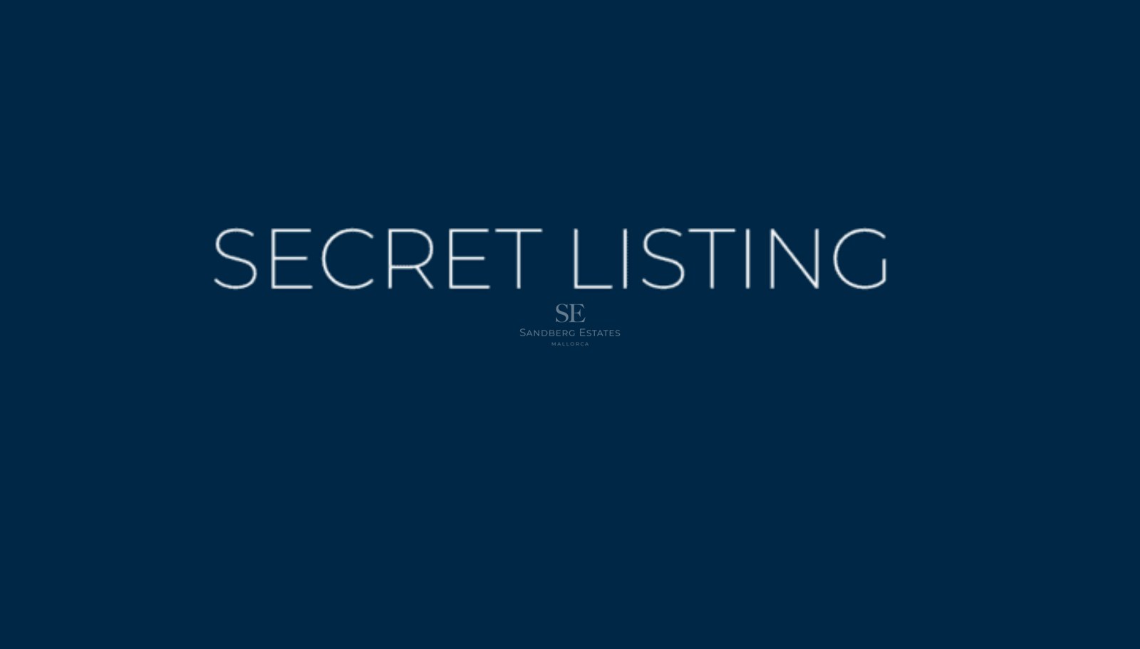 Fond bleu foncé avec le texte blanc SECRET LISTING.