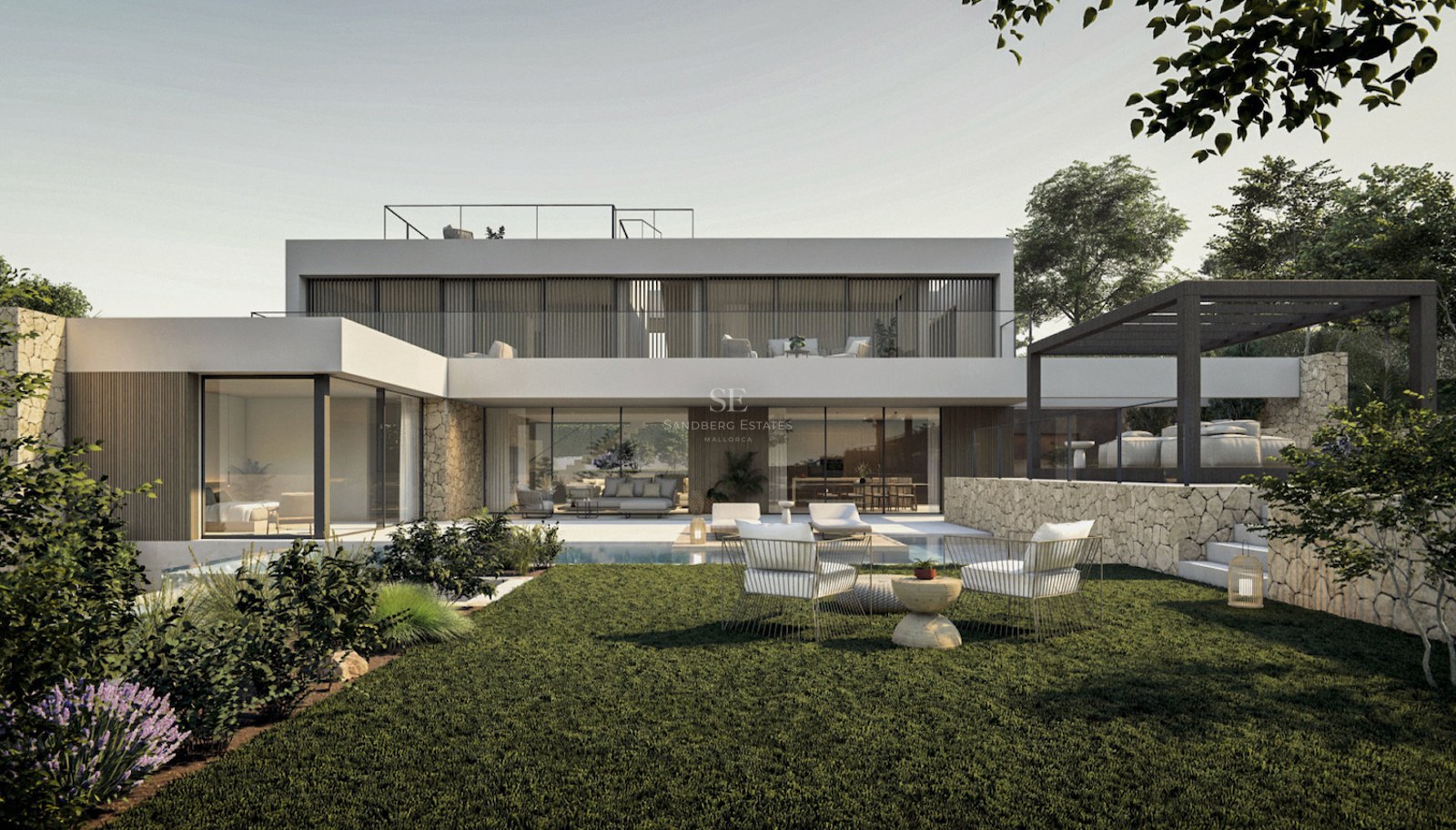 Vue extérieure d'une villa moderne blanche avec murs en pierre, grandes baies vitrées et pelouse verte.