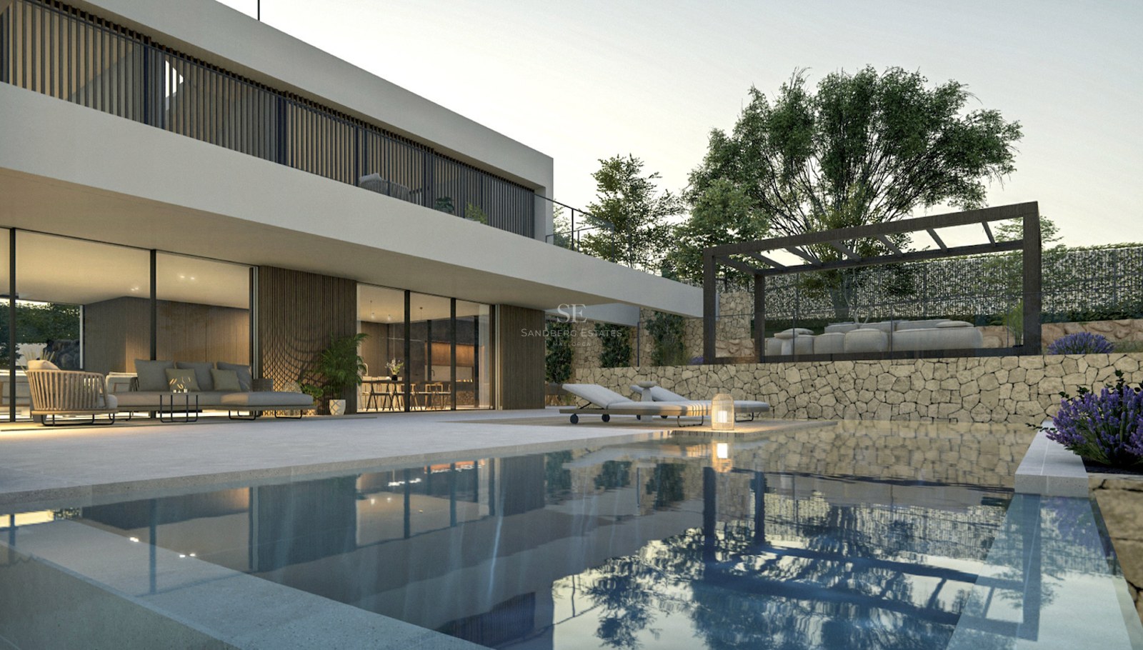 Piscine moderne avec reflets, transats, façade de villa contemporaine avec murs en pierre naturelle au crépuscule.