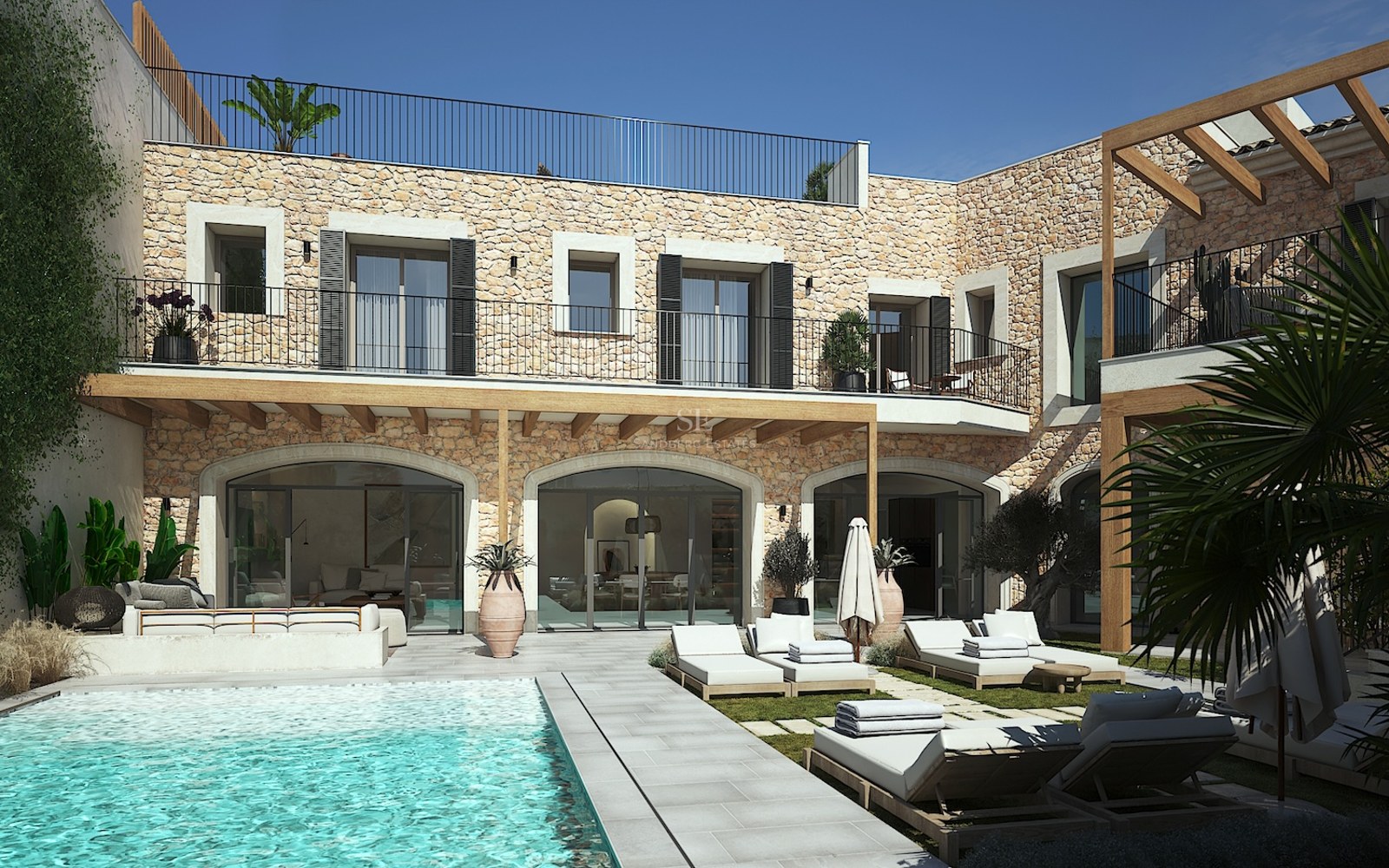 Piscine de luxe et terrasse avec façade en pierre naturelle et pergola en bois sous un ciel bleu.