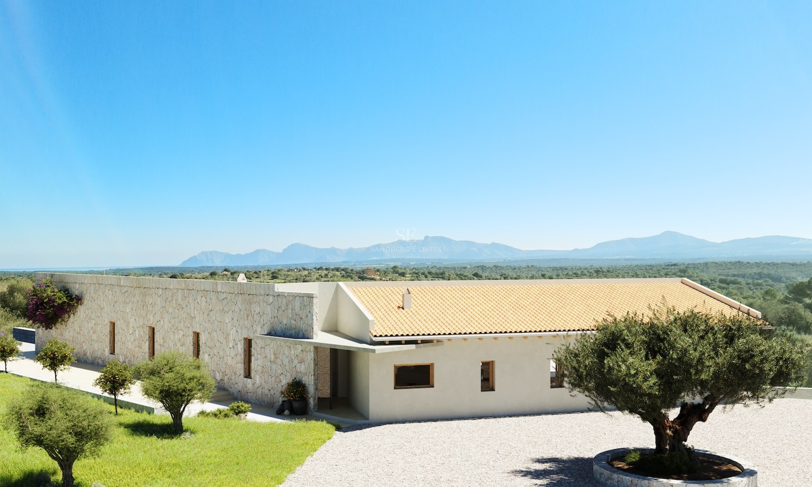 Moderne einstöckige Villa mit Natursteinmauern, Terrakotta-Dach und Olivenbäumen vor Bergkulisse.