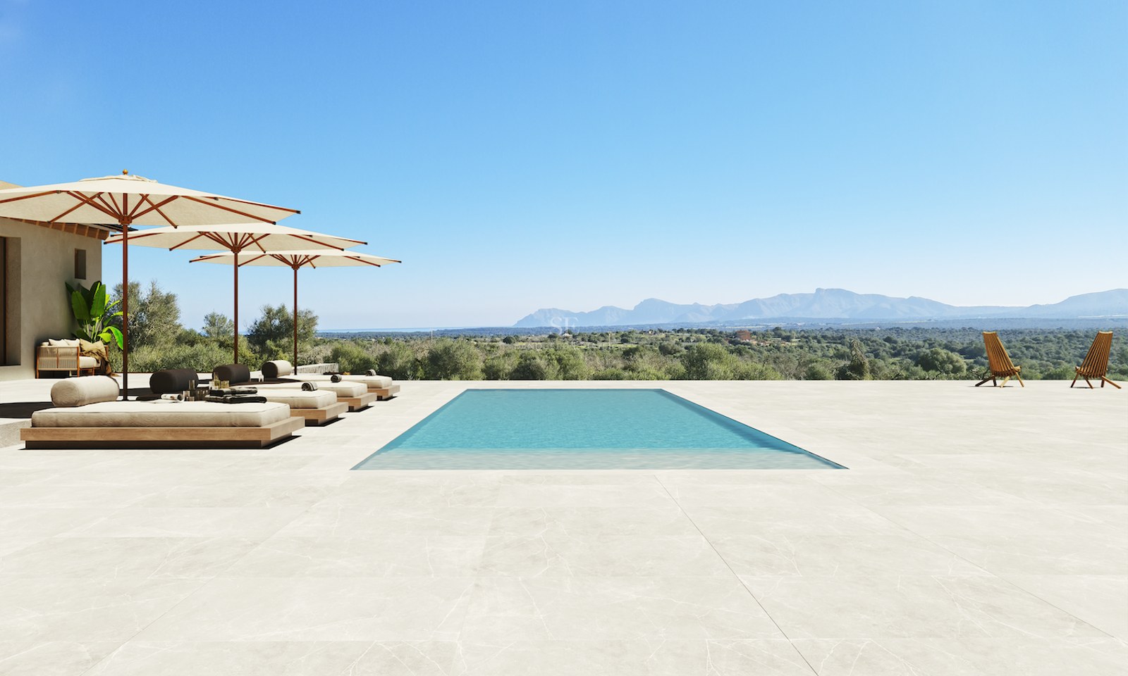 Rechteckiger Pool auf einer weiten Steinterrasse mit Blick auf eine Gebirgslandschaft unter klarem blauem Himmel.