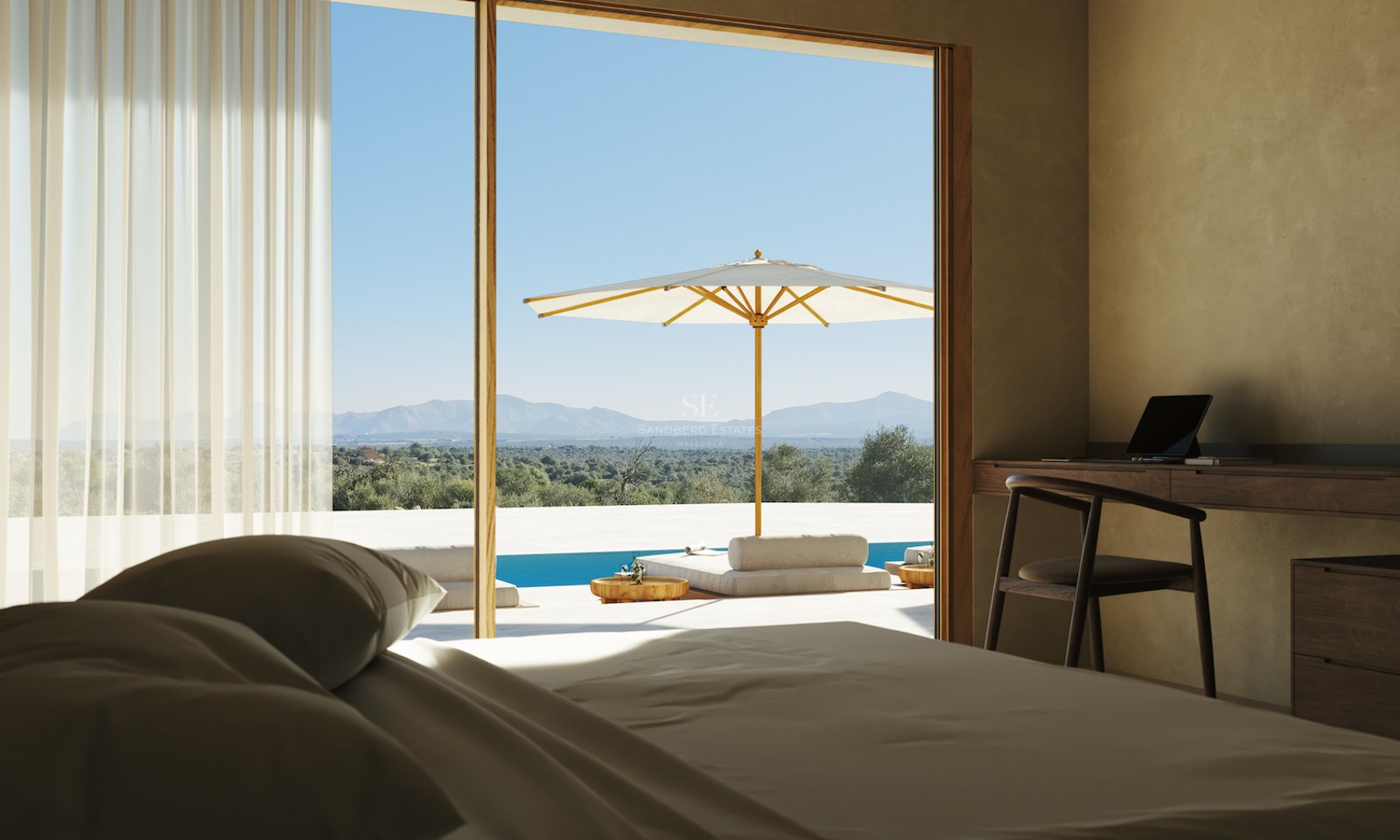 Schlafzimmer mit Holzschreibtisch und großen Glastüren, die auf eine Terrasse mit Pool und Bergblick führen.