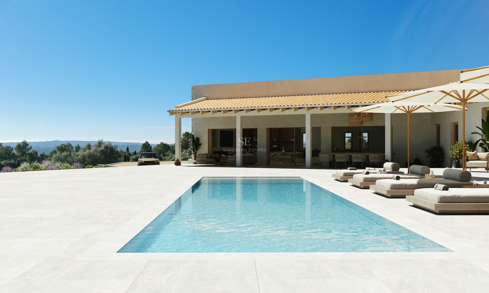 Moderne Villenterrasse mit großem Pool, luxuriösen Sonnenliegen und weitem Blick auf die Landschaft.