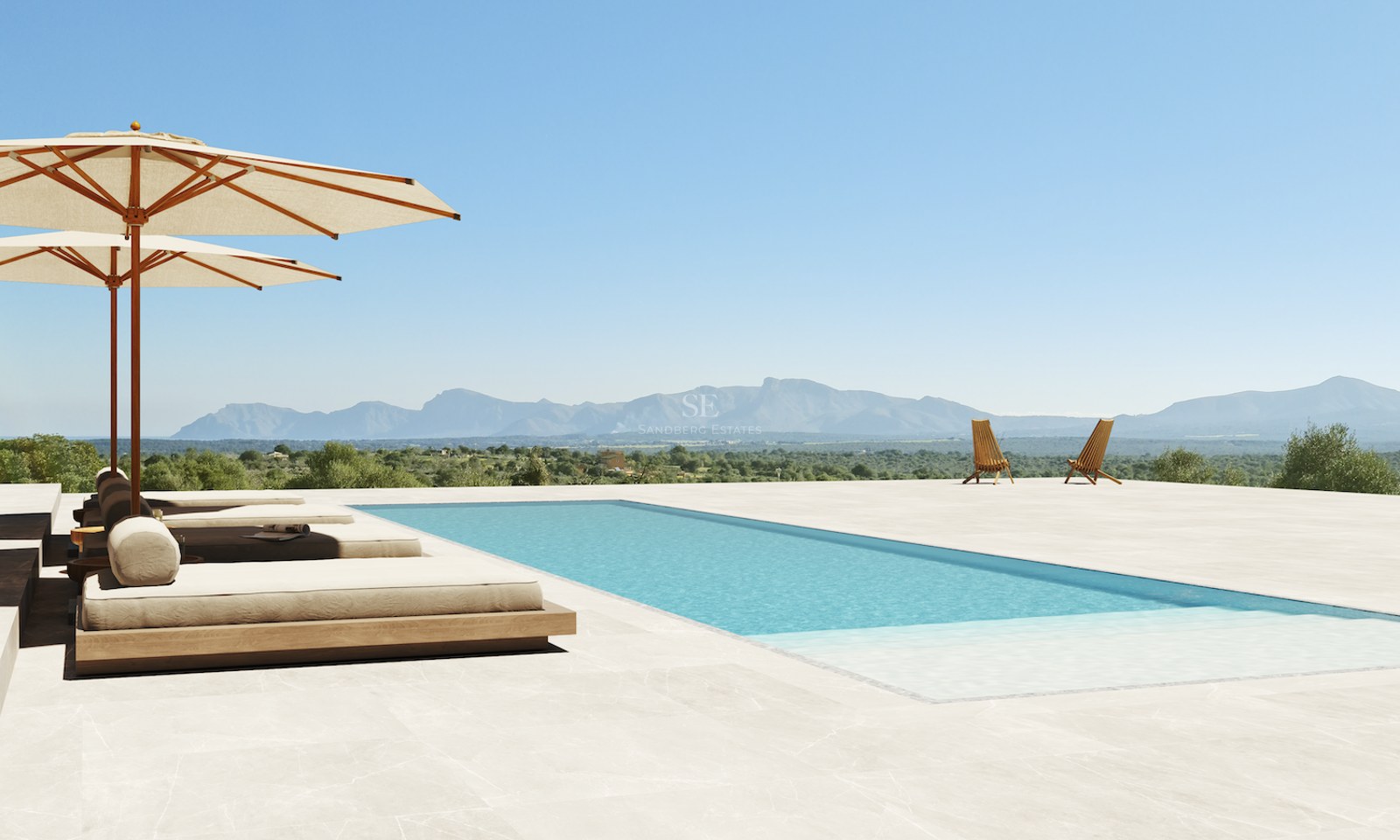 Rechteckiger Pool umgeben von hellen Steinfliesen, luxuriösen Tagesbetten und Sonnenschirmen vor einer Bergkulisse.
