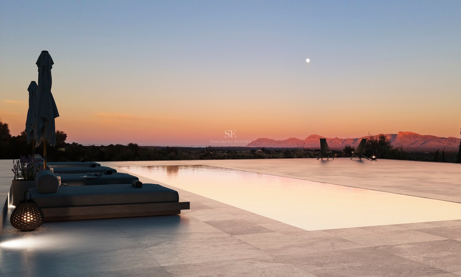 Ein Infinity-Pool und eine Steinterrasse in der Dämmerung mit Blick auf eine Gebirgskette bei Sonnenuntergang.