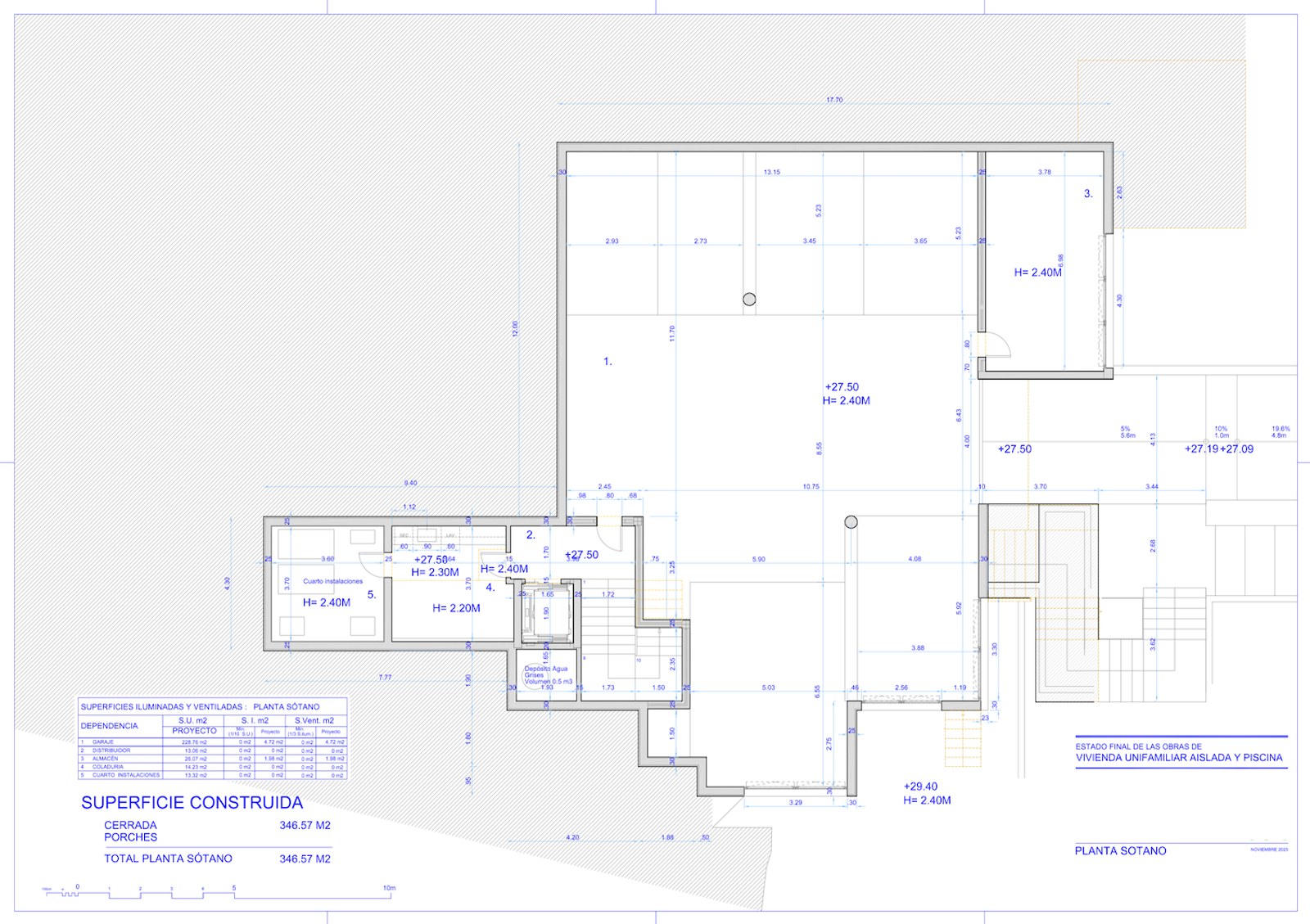 Arkitektonisk planritning över källarvåningen som visar rumsdimensioner och teknisk layout.