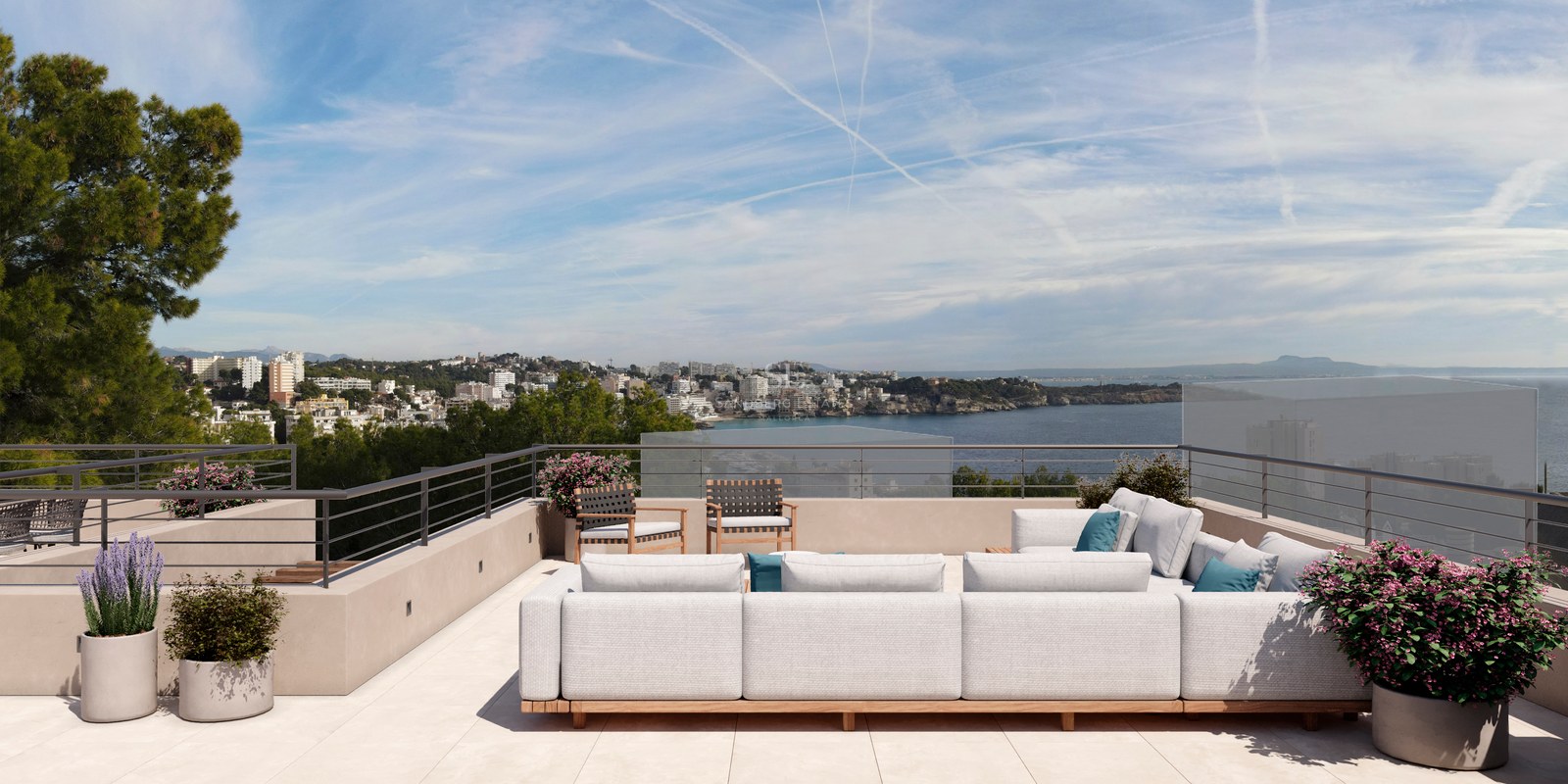 Terrasse de toit moderne avec un grand canapé blanc, des garde-corps en verre et une vue sur une ville côtière.