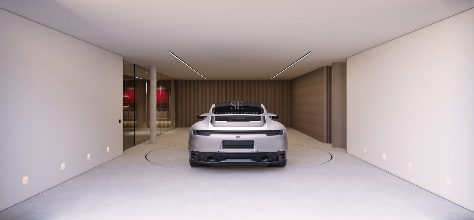 Voiture de sport argentée sur plateau tournant dans un garage moderne avec boiseries et éclairage LED encastré.