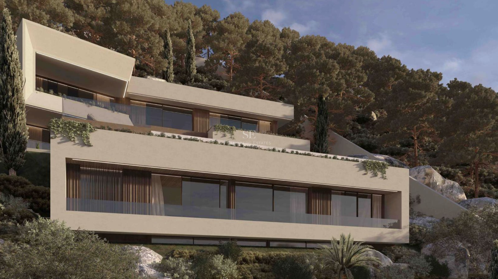 Villa moderna de tres plantas integrada en la montaña con fachadas beige, balcones de cristal y detalles en madera.