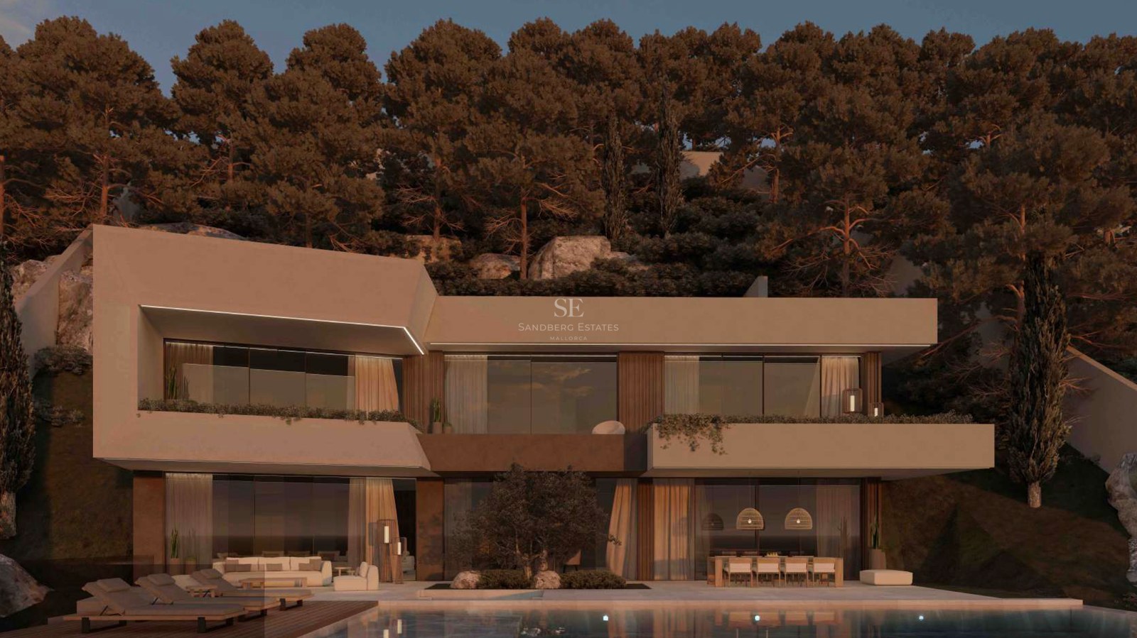 Villa contemporánea de dos niveles con grandes ventanales y piscina, situada frente a una ladera de pinos al atardecer.