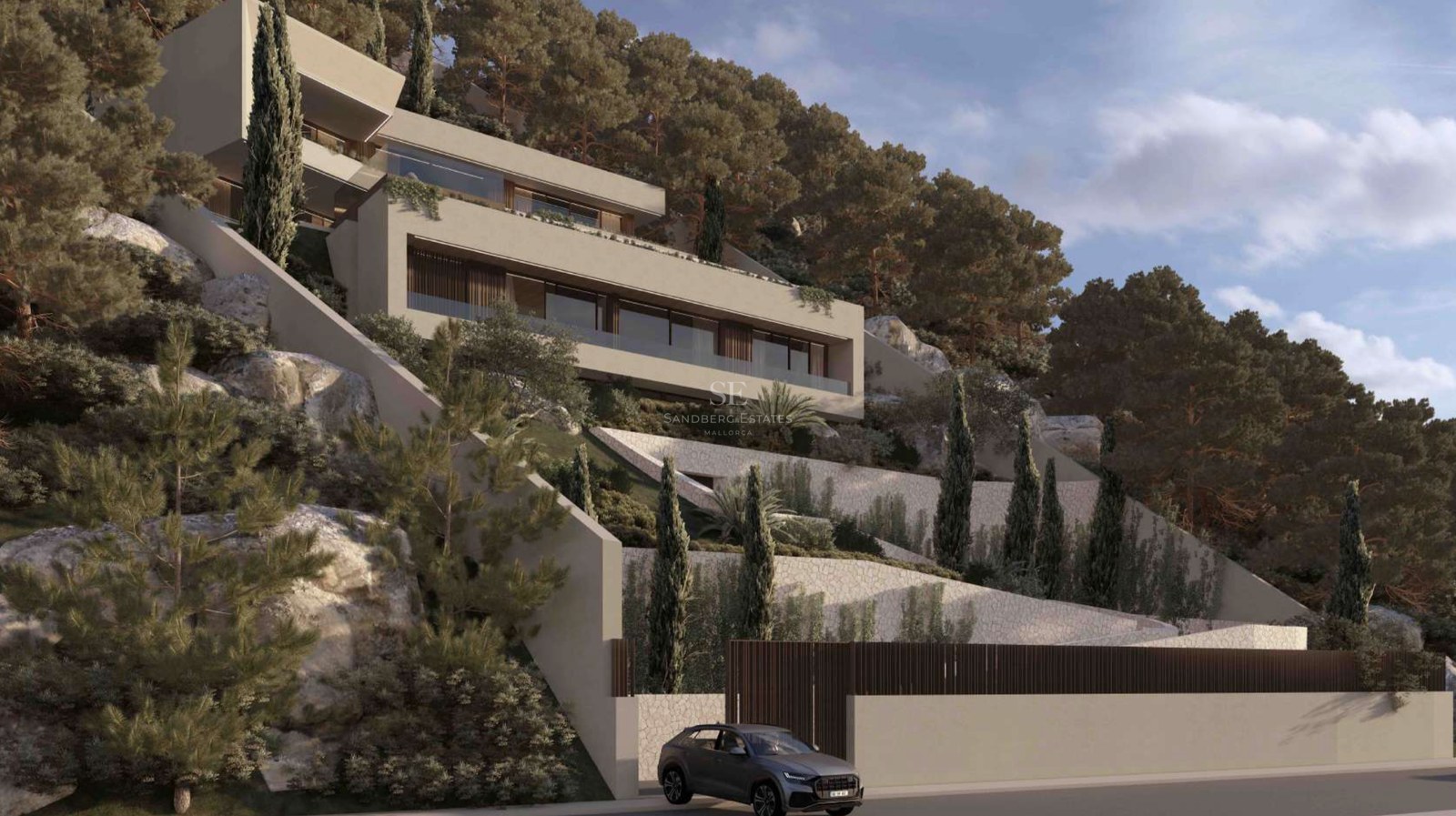 Arquitectura moderna de varios niveles en una colina rocosa con muros de piedra natural y pinos mediterráneos.