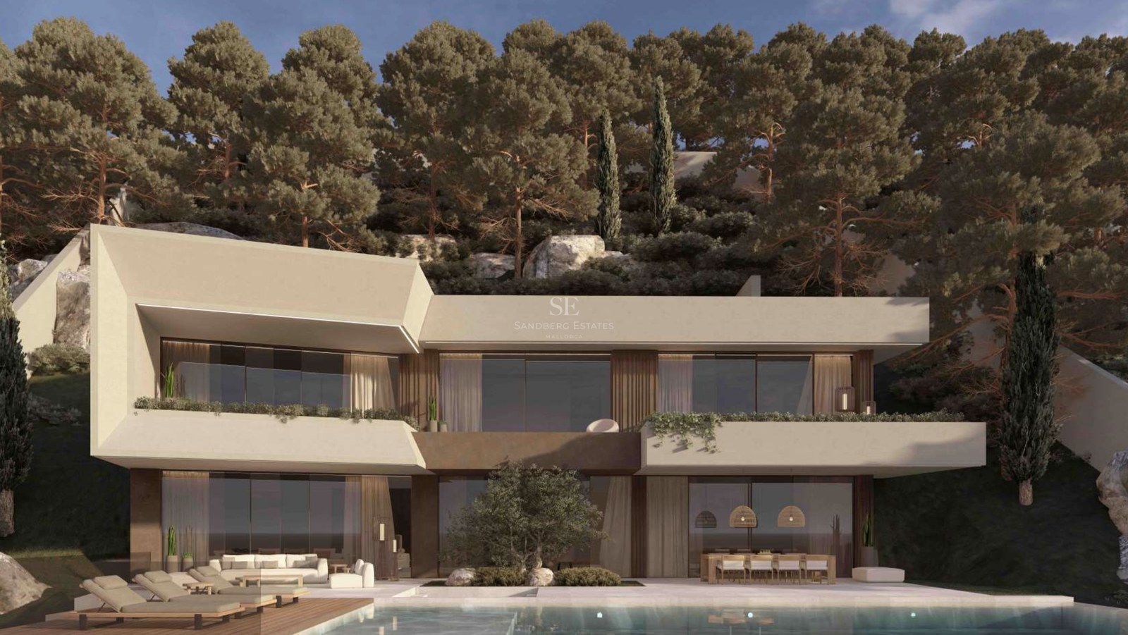 Villa moderna de dos plantas con grandes ventanales y piscina frente a un denso bosque de pinos.