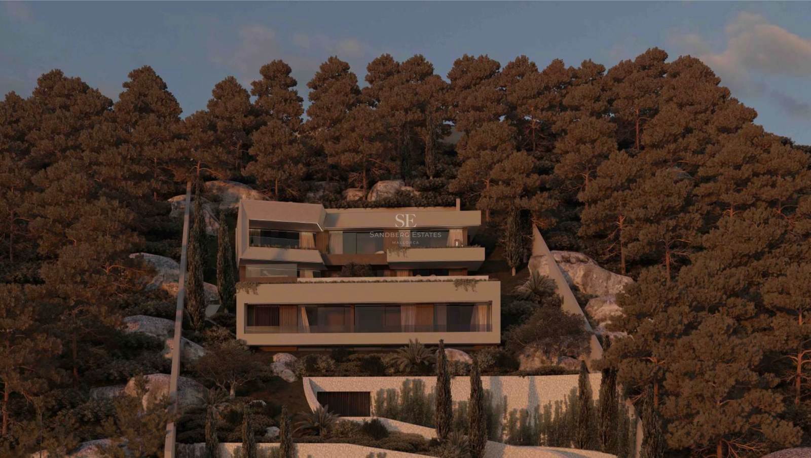 Villa moderna de varios niveles con grandes ventanales integrada en una colina de pinos al atardecer.