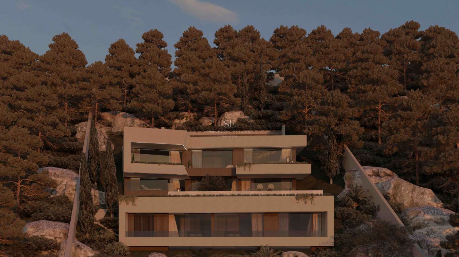 Villa moderna de tres niveles construida en una ladera boscosa bajo la luz cálida del atardecer.