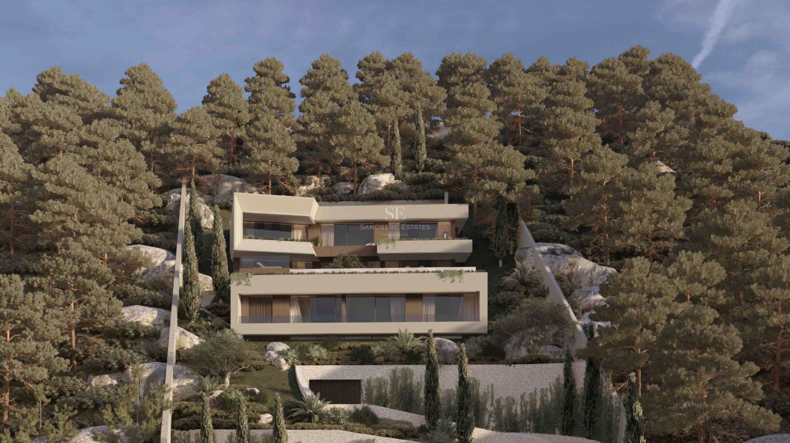 Villa moderna de varios niveles con amplios ventanales integrada en un bosque de pinos y rocas en una ladera.