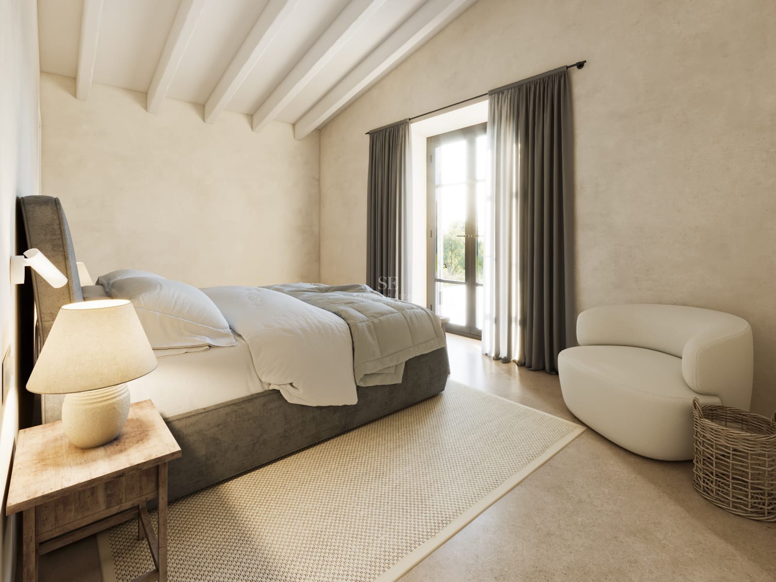 Helles minimalistisches Schlafzimmer mit weißen Sichtbalken, grauem Bett, weißem Sessel und Glastür zur Terrasse.
