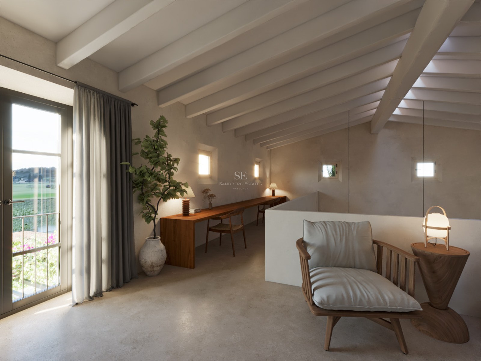 Arbeitsbereich auf einer Galerie mit langem Holztisch, weißen Deckenbalken und einem stilvollen Sessel am Balkon.