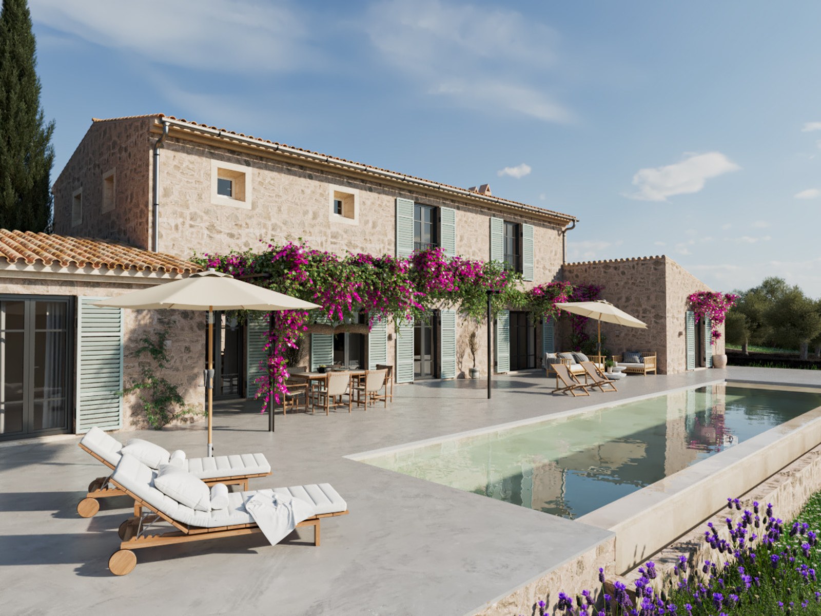 Großer Pool vor einer traditionellen Steinvilla mit lila Bougainvillea-Blüten und weißen Sonnenliegen.
