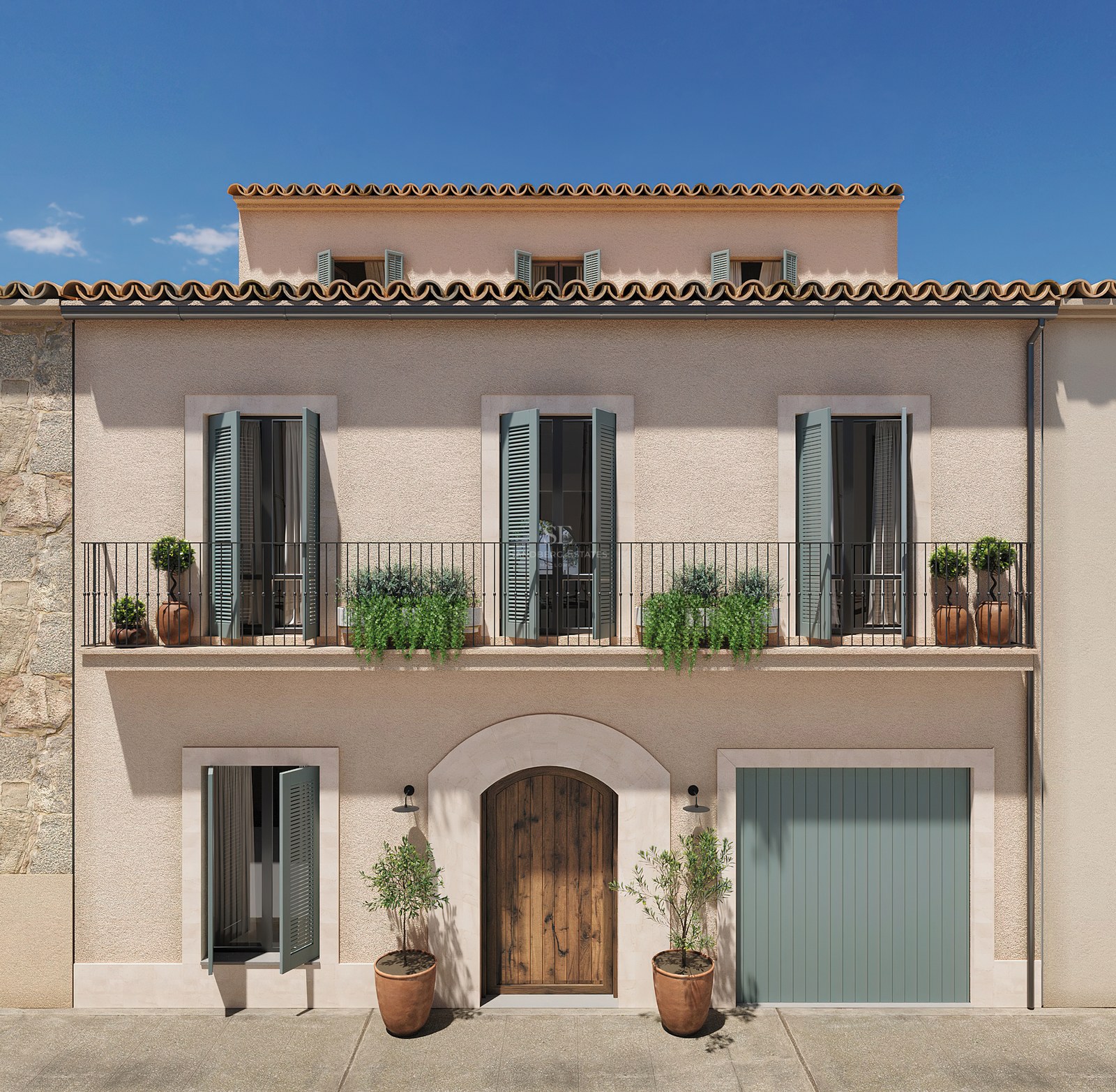 Façade à trois niveaux avec murs en stuc beige, volets vert sauge, balcon en fer forgé et porte en bois massif.