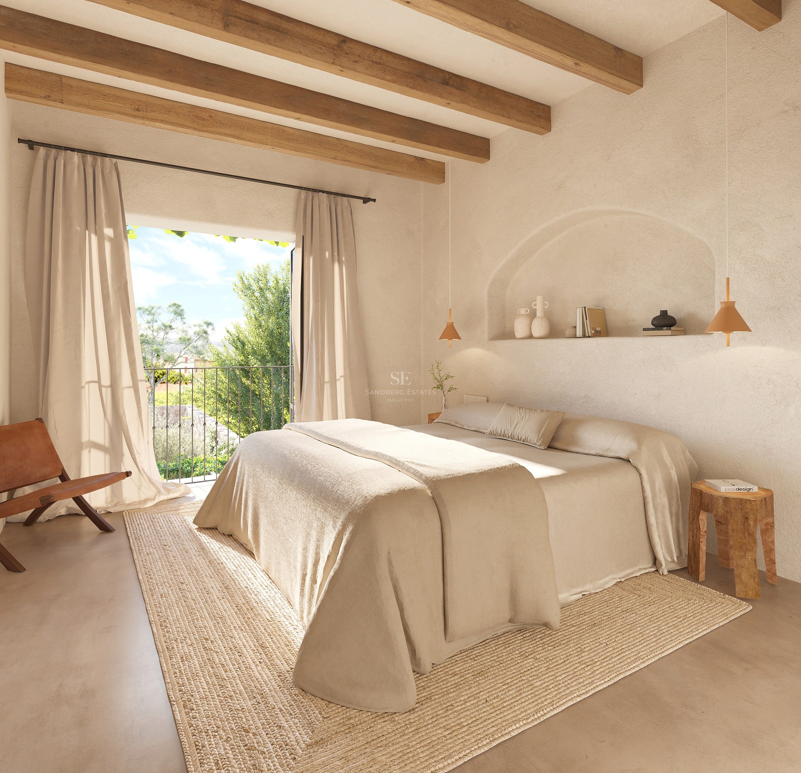Chambre lumineuse avec grand lit, poutres en bois, niche murale arquée et balcon donnant sur la verdure.
