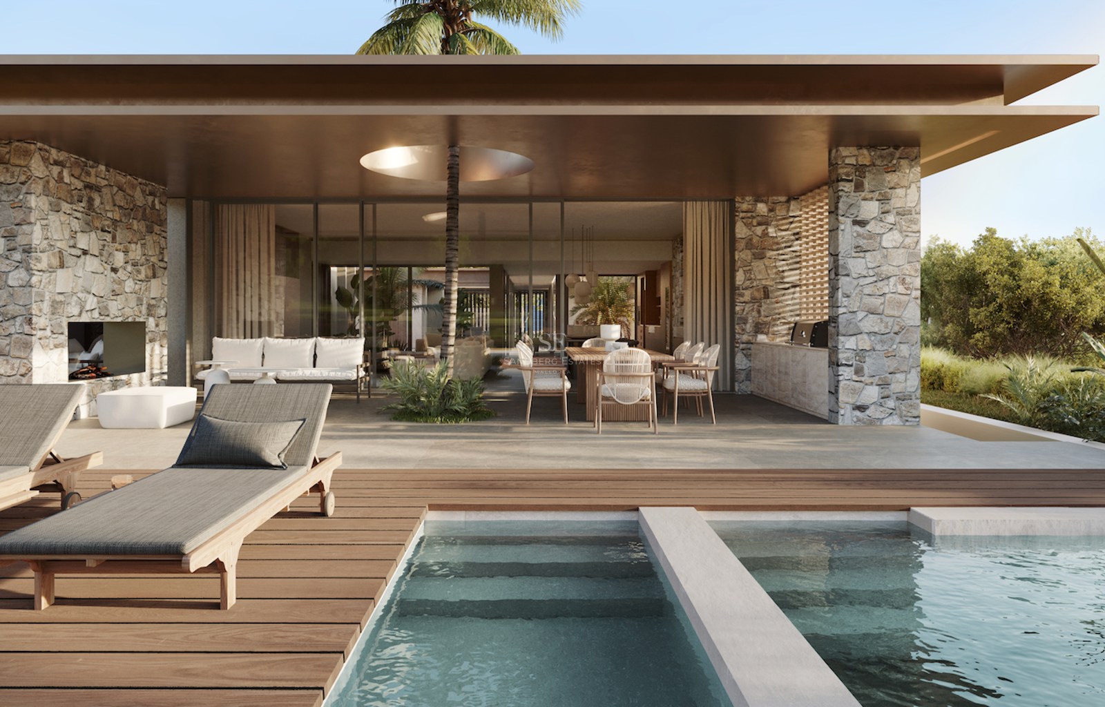 Piscine avec terrasse en bois, transats et espace couvert comprenant un coin repas et des murs en pierre naturelle.