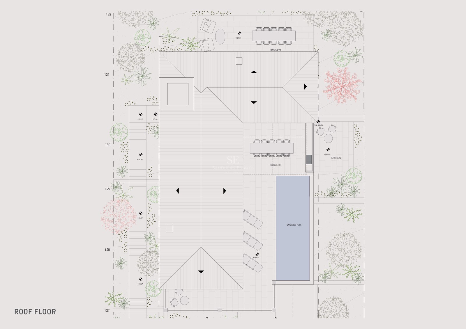Architektonischer Dachplan, der den Hausgrundriss mit einem Swimmingpool, drei Terrassen und einem Garten zeigt.